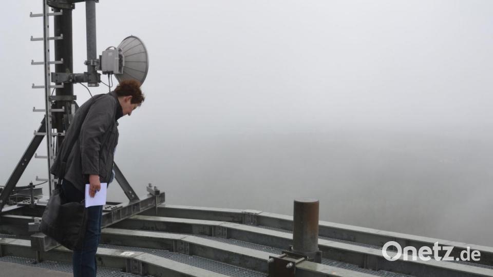 Keinen Schritt weiter. Ein mulmiges Gefühl, in über 50 Metern auf der Außenplattform des Funkturms ohne Geländer zu stehen. Bild: Sonja Kaute