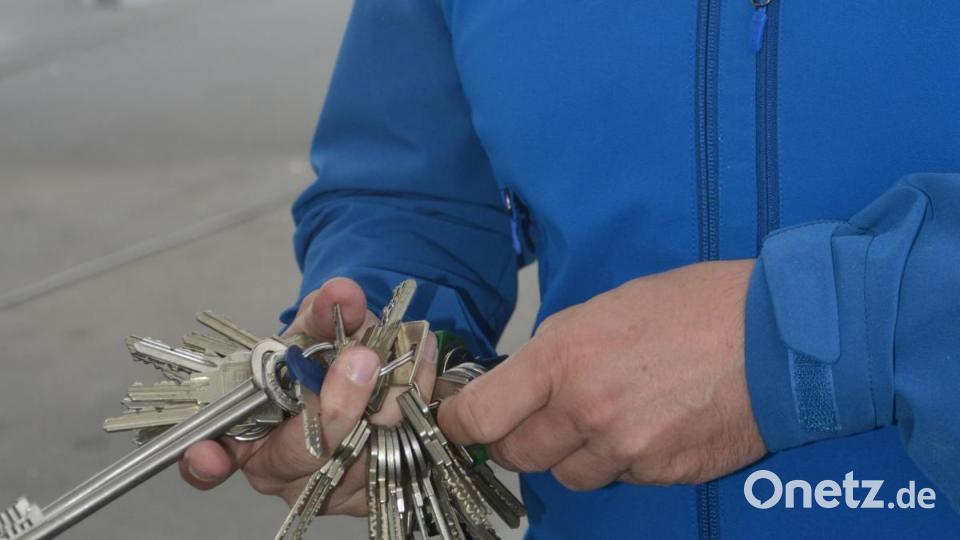 Wie viele haben wir denn da? „Rund 60 Schlüssel“, schätzt Dirk Zinn, der in Bayern 30 Standorte von Sendeanlagen betreut. Bild: Sonja Kaute