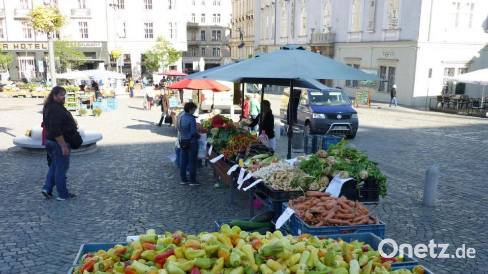 Ohne Zweifel die am meisten frequentierte „gute Stube“ der Stadt ist der Krautmarkt. Alle Tage außer sonntags bieten die Bauern des Umlandes hier ihr Gemüse an. Bild: Setzwein