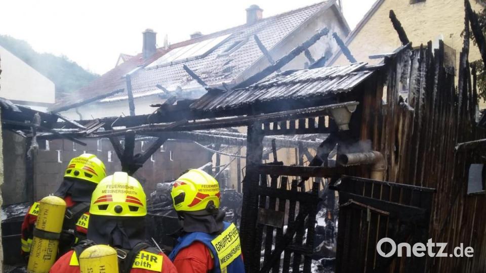 In Burglengenfeld brannte ein Schuppen im Hinterhof einer Metzgerei in der Rathausstraße. Die Flammen griffen auf einen weiteren Schuppen über und zogen ein benachbartes Wohnhaus in Mitleidenschaft. Bild: bl
