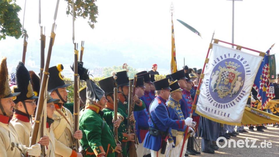 Die Schlacht von Austerlitz fand gar nicht weit entfernt von Brünn statt. Liebhaber historischer Militäruniformen erinnern bei imposanten Aufmärschen im Park des „Denis Garden“ noch immer daran. Bild: Bernhard Setzwein