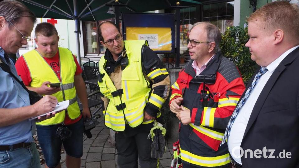 Einsatzleiter Christoph Wasser (Mitte) und Kreisbrandmeister Markus Dechant (rechts neben ihm sowie Bürgermeister Thomas Gesche (rechts) waren erleichtert darüber, dass der Brand nicht auf weitere Gebäude übergreifen konnte. Bild: bl