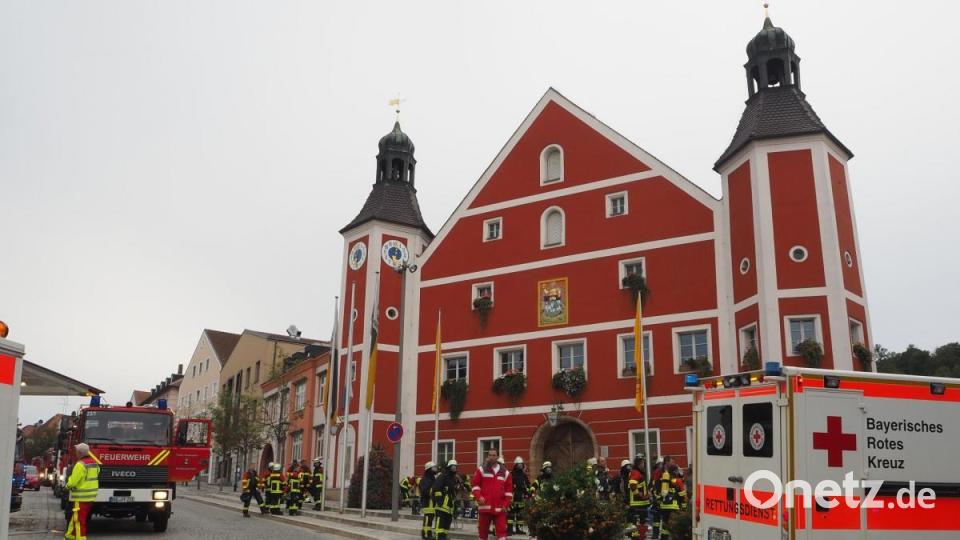 Auch für die Helfer der Rettungsdienste gab es einiges zu tun. Neben den beiden mittelschwer verletzten Anwohnern wurden weitere Personen mit Verdacht auf Rauchgasvergiftung ins Krankenhaus eingeliefert. Bild: bl