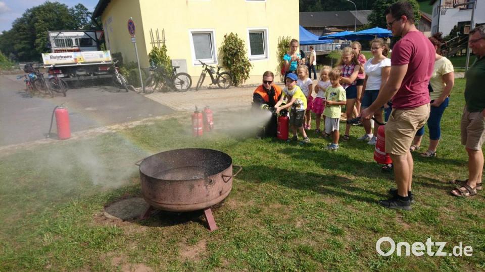 Mit dem Feuerlöscher konnten sogar die Jüngsten schon umgehen. Bild: rpp