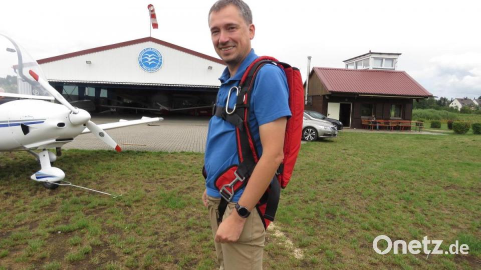 Unspektakulär klein ist der rettende Fallschirm, den jeder Pilot bei sich auf dem Rücken trägt, wenn er &quot;ausfliegt.&quot; Das sei nicht gesetzlich vorgeschrieben, werde aber im Club begrüßt, sagt Ausbildungsleiter Gerald Kopf. Bild: ubb