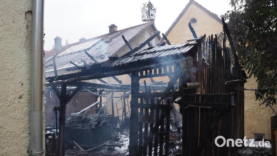 Von der Scheune im Hinterhof blieben nur noch verkohlte Holzreste übrig. Bild: bl