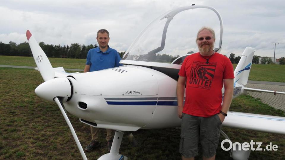 Ausbildungsleiter Gerald Kopf und Clubvorsitzender Roger Stich (v. li.) freuen sich, wenn sich auch mehr Frauen fürs Segeln interessieren. Bild: ubb