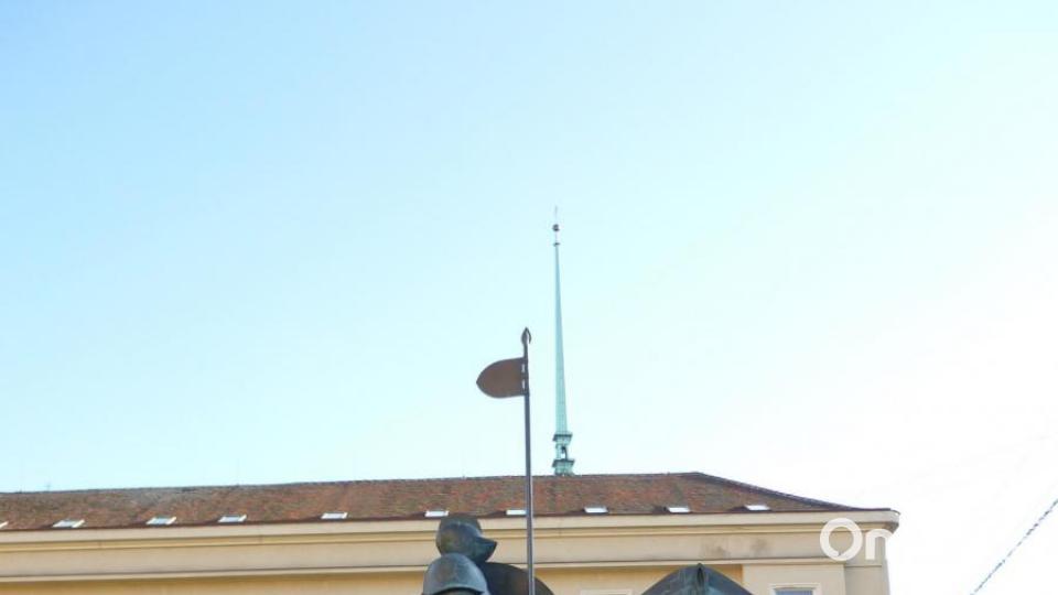 Der geharnischte Ritter auf dem Mährischen Platz stellt den Markgrafen Jobst aus dem 14. Jahrhundert dar. Das Reiterstandbild mit den Giraffenbeinen des Künstlers Jaroslav Róna löste erst einmal Diskussionen unter den Brünnern aus. Bild: Setzwein
