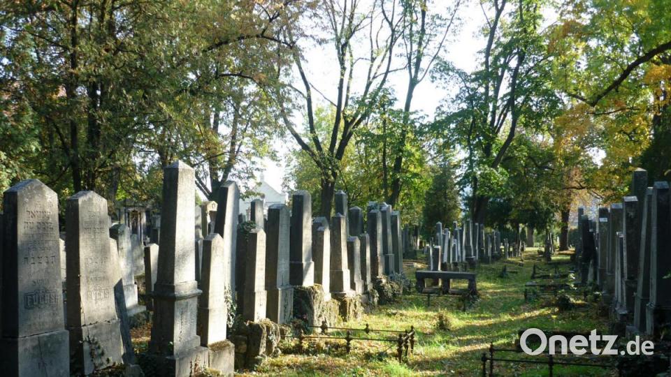 Der neue jüdische Friedhof liegt etwas außerhalb der Altstadt und seine imposanten Grabsteine zeigen, das die Mitglieder der jüdischen Gemeinde erfolgreiche Gewerbetreibende waren. Bild: Bernhard Setzwein
