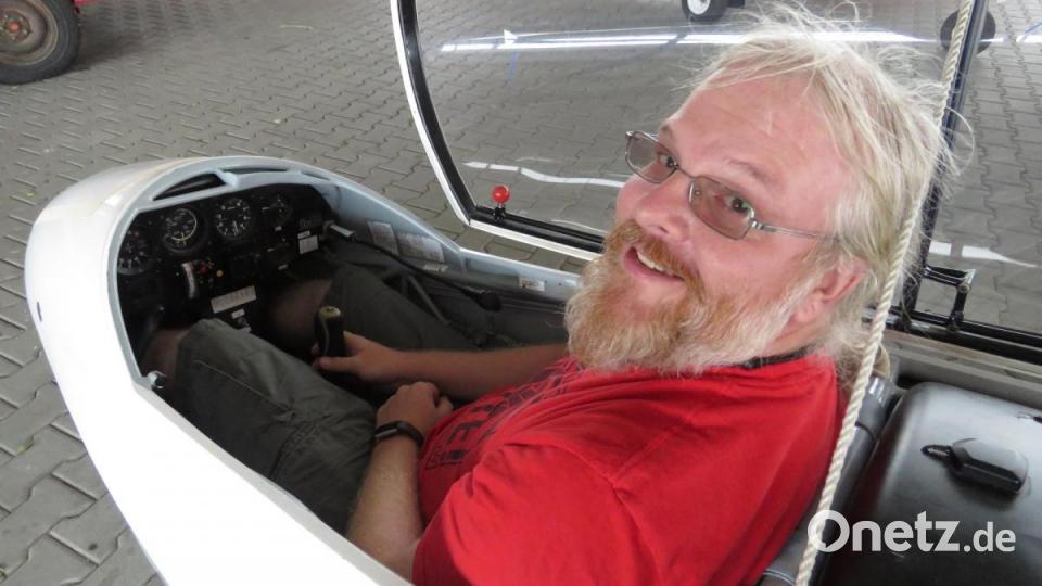 Ein wenig eng erscheint das Cockpit des Segelflugzeugs beim ersten Betrachten hier natürlich schon. Aber Vorsitzender Roger Stich ist ein sehr großer Mann und so, wie er strahlt in seinem Flugzeug, kann die Enge beim Fliegen nur ein Genuss sein. Bild: ubb