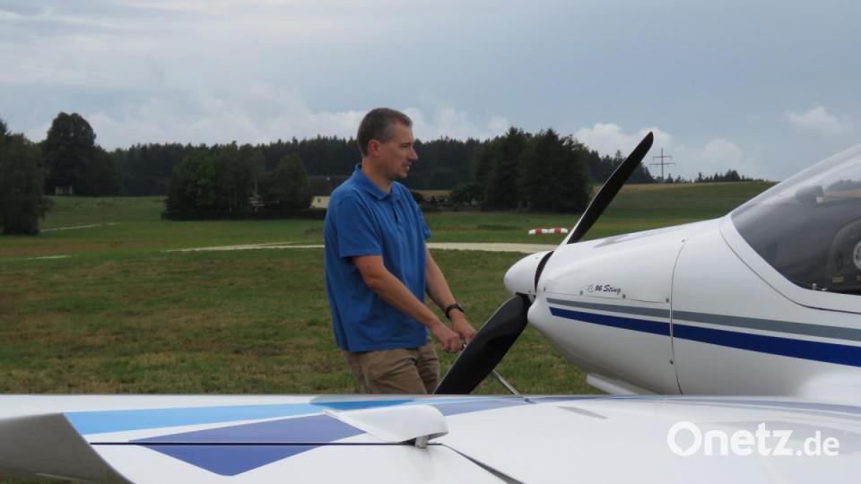 Das Ultraleichtflugzeug kann Ausbildungsleiter Gerald Kopf selbst aus dem Hangar ziehen. Aber zum Abflug eines Segelflugzeuges sind immer fünf Mann hoch notwendig, Teamarbeit ist gefragt. Bild: ubb