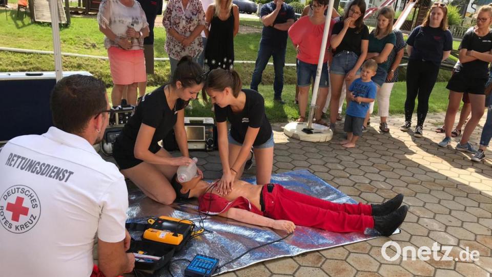 An der Aktionspuppe konnte die erste Hilfe mit dem Defibrillator gleich geübt werden. Bild: rpp