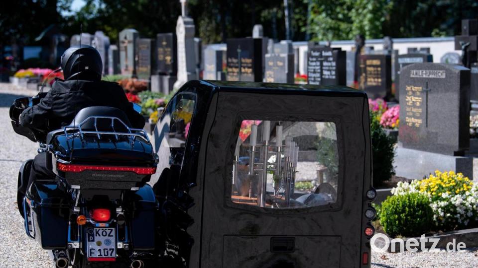 Bestatter Wolfgang Frisch fährt mit seinem Bestattungsmotorrad, einer umgebauten Harley-Davidson, über einen Friedhof. Bild: Sven Hoppe/dpa