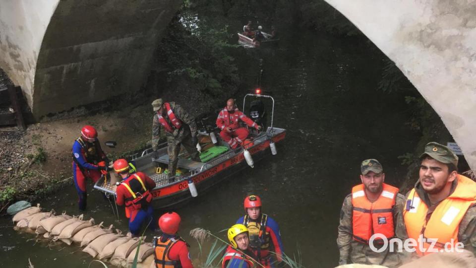 Anfangs werden die Wasserretter zu Wasser und vom Lande aus beliefert, um die kritische Stelle abzudichten. Aber es bleibt nicht so. Bild: ihl
