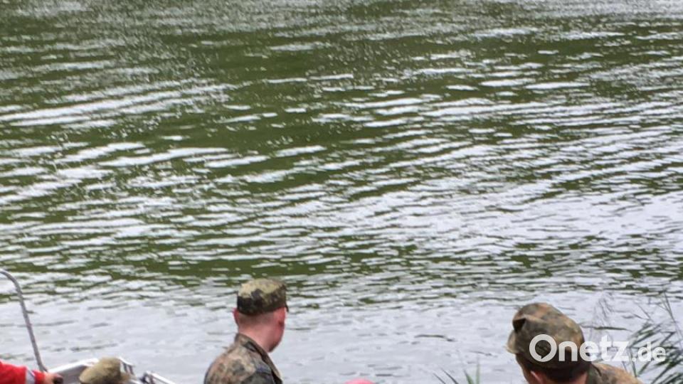 In der Nähe des Anglerheims nehmen die Boote neue Sandsäcke auf. Bild: ihl