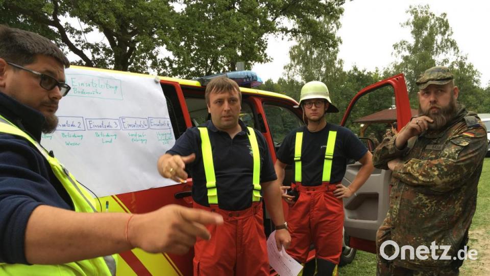 Einsatzleiter Michael Ziegler junior (links) teilt die etwa 100 Kräfte ein, rechts Kompaniechef Major Robert Bäsig. Bild: ihl