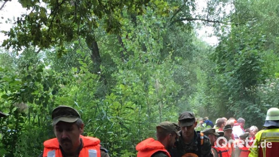 Soldaten des Versorgungsbataillons 4 sorgen für Nachschub an Sandsäcken. Bild: ihl