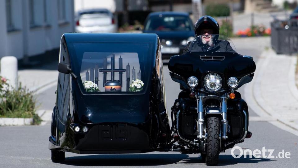 Mit der Harley-Davidson können Motorradfans im Sarg oder Urne ihre letzte Reise antreten. Bild: Sven Hoppe/dpa