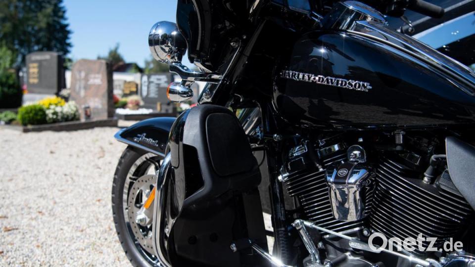 Bestatter Wolfgang Frisch fährt mit seinem Bestattungsmotorrad, einer umgebauten Harley-Davidson, über einen Friedhof. Bild: Sven Hoppe/dpa