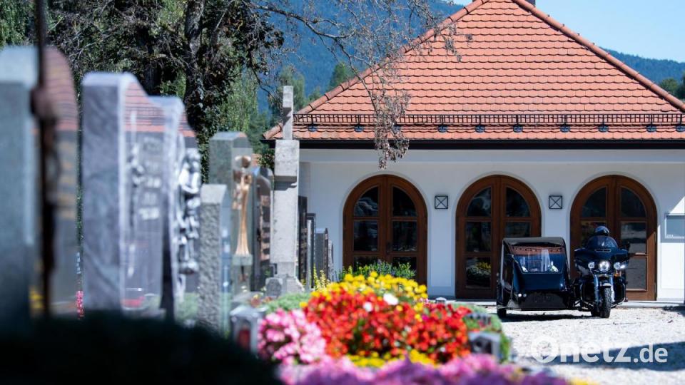 Bestatter Wolfgang Frisch fährt mit seinem Bestattungsmotorrad, einer umgebauten Harley-Davidson, über einen Friedhof. Bild: Sven Hoppe/dpa