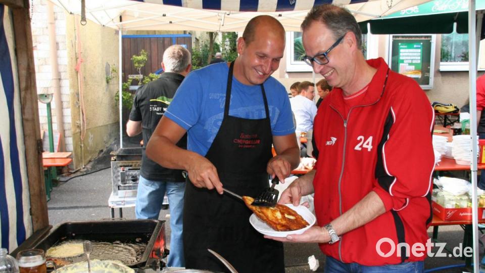 Jürgen Greger (rechts) und Markus Kremser bringen leckeren Dotsch auf die Teller. Bild: fpoz