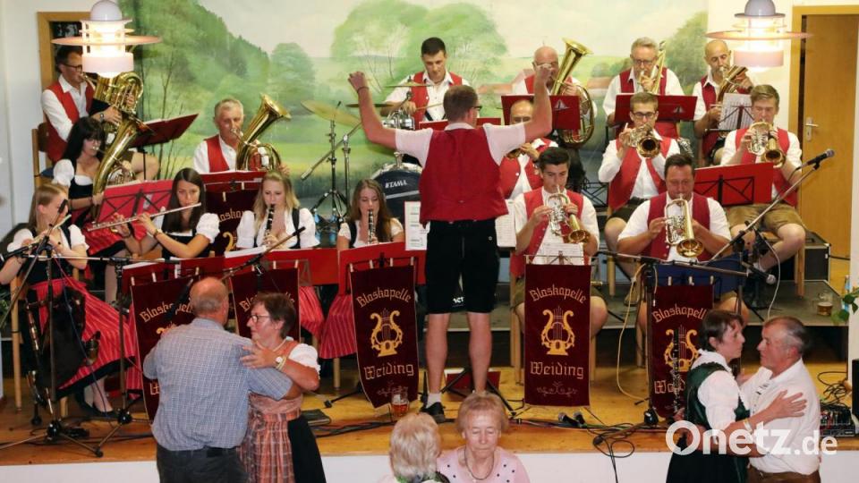 Die Blaskapelle Weiding bei der 14. Bayerisch-böhmische Musik- und Biernacht in Weiding. Bild: GERHARD GOETZ