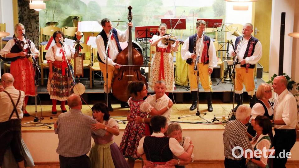 Die Gruppen aus Bayern und Tschechien spielten mit Teufelsgeige, Dudelsack, Quetschn und Blasinstrumenten auf und erhielten viel Applaus dafür. Manche Gäste nutzten die Gelegenheit auch zum Tanzen. Bild: Gerhard Götz