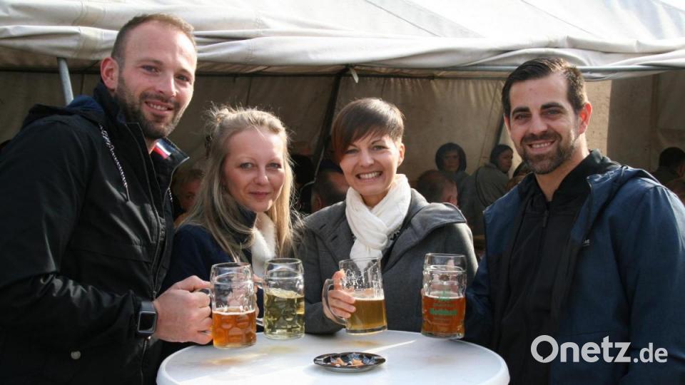 Wer sich der Witterung entsprechend gekleidet hatte, konnte die Schlemmermeile genießen. Bild: fpoz