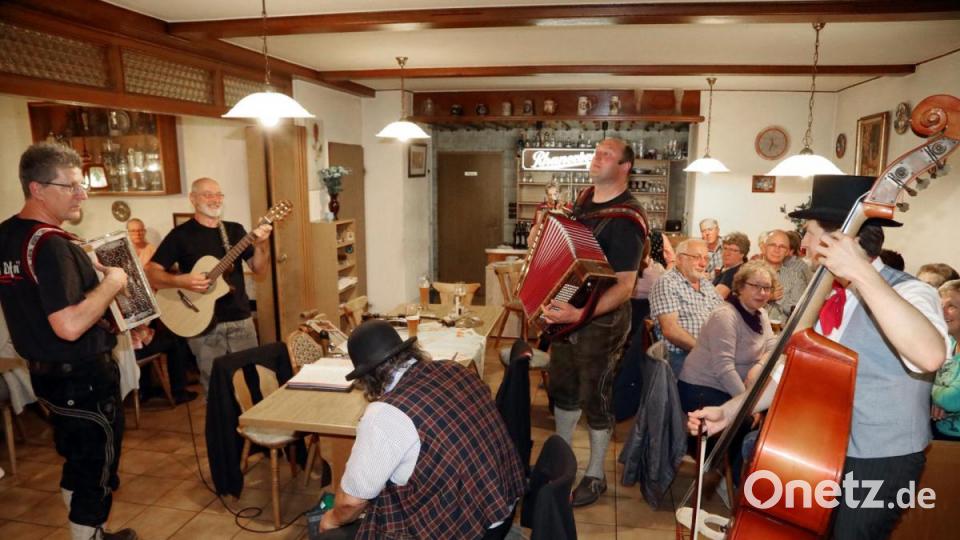 Gemeinsam musizieren die Gruppen aus der Oberpfalz und Tschechien zum Abschluss der 14. Bayerisch-böhmische Musik- und Biernacht in Weiding. Bild: GERHARD GOETZ