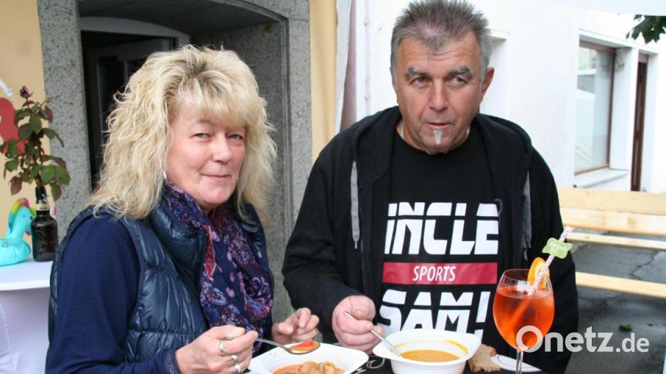 Die Besucher genossen die Köstlichkeiten. Bild: fpoz