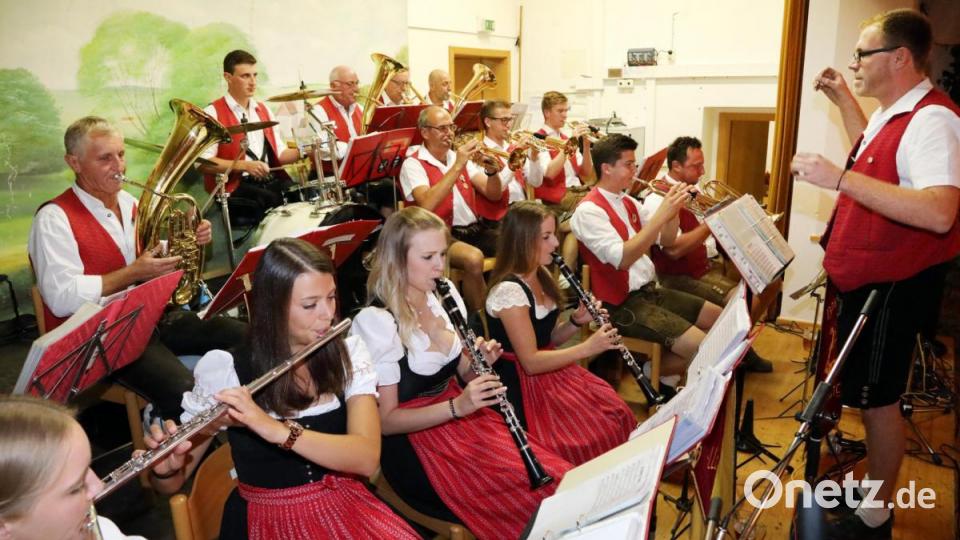 Die Blaskapelle Weidinger hatte im Jugendheim ein Heimspiel. Musikalisch und teils auch mit Gesang ging es von der „Vogelwiese“ bis weit hinein ins Böhmische. Bild: Gerhard Götz