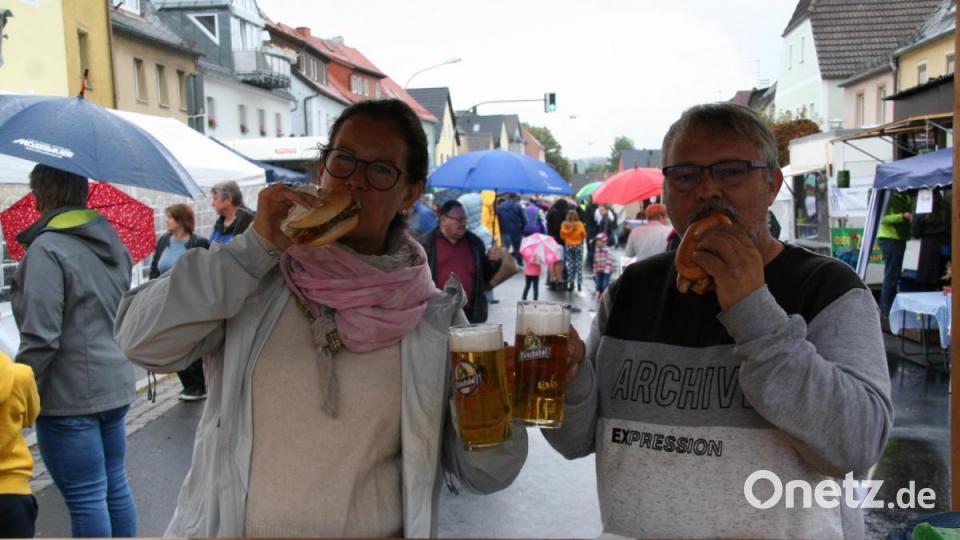 Offizieller &quot;Anbiss&quot; durch Bürgermeisterin Friederike Sonnemann und IGW-Vorsitzenden Mario Zobel. Bild: fpoz