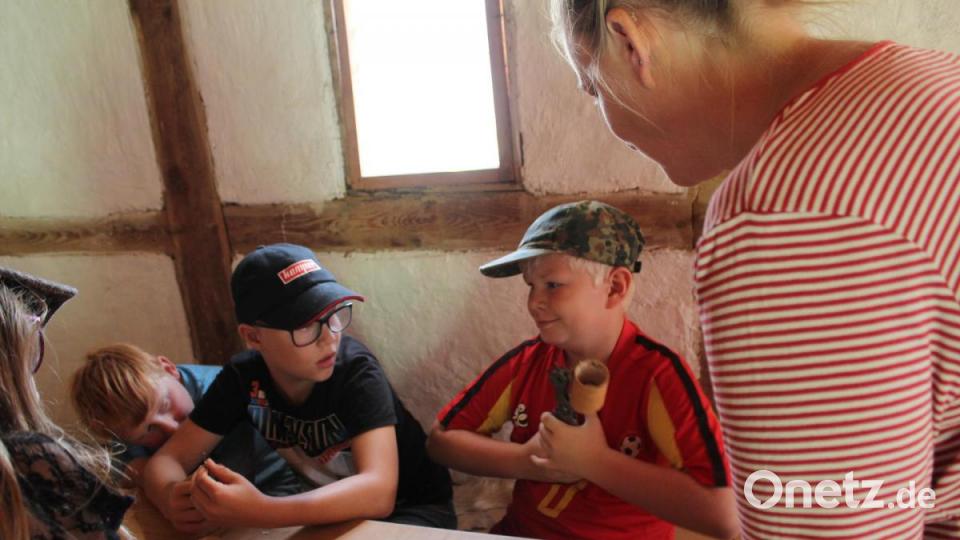 Fest drücken! Die Löcher mithilfe der Lochzange in die Rinde zu stanzen ist gar nicht so einfach. Bild: Susanne Forster