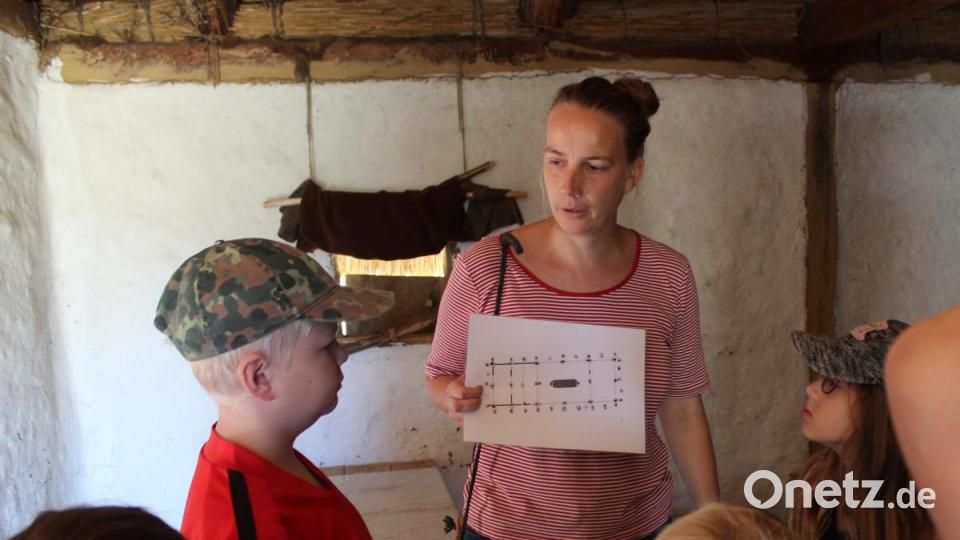 Julia Gräf hat den Grundriss des &quot;Pfostenhauses&quot; dabei. Bild: Susanne Forster