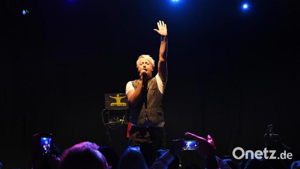 Schlager- und Oldienight bei der Zehn-Jahr-Feier des Heimat und Kulturverein Ammerthal. Bei Ross Antony tobt das Festzelt Bild: Petra Hartl