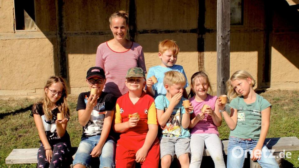 Am Ende des Bastelnachmittags ist jeder stolz auf seine Dose nur aus Birkenrinde. Bild: Susanne Forster