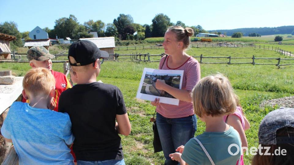 Auf der Baustelle. Hier entsteht die Reisestation von Karl IV. Julia Gräf zeigt auf dem Foto, wie das fertige Bauwerk einmal aussehen wird. Bild: Susanne Forster