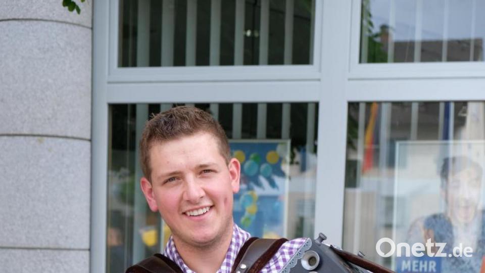 Johannes reis spielt zünftig und gekonnt auf Bild: twi