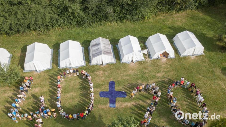 Mit einer riesigen „Menschenschrift“ feierten die 150 Kinder und ihre gut 50 Betreuer 40 Jahre Zeltlager in Plößberg von der Evangelischen Jugend im Dekanat Weiden und 20 Jahre seit dem Erwerb des Platzes. Bild: dtr