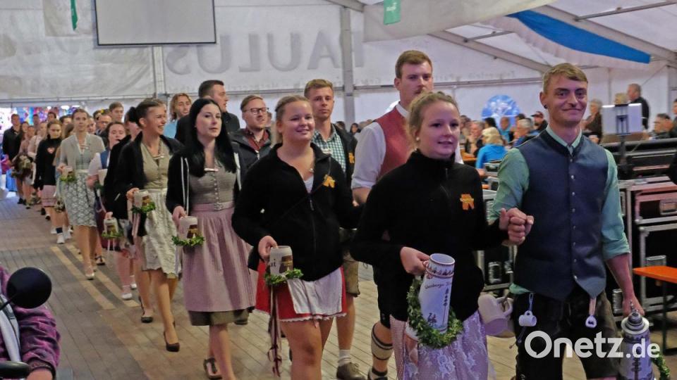 Die feschen Kirwapaare ziehen ins Festzelt ein Bild: twi