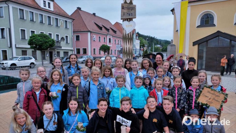 Helga Burghard mit ihren Kirwakids Bild: twi