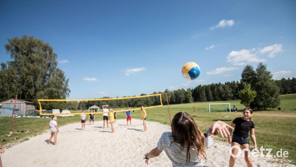 Die Zeltlager-Saison bei Plößberg ist zu Ende. Den Abschluss bildete das Zeltlager &quot;Large“ mit den 12- bis 15-Jährigen. Für viel Abwechslung sorgten dabei auch die Turniere auf dem Beach-Volleyballfeld. Bild: dtr