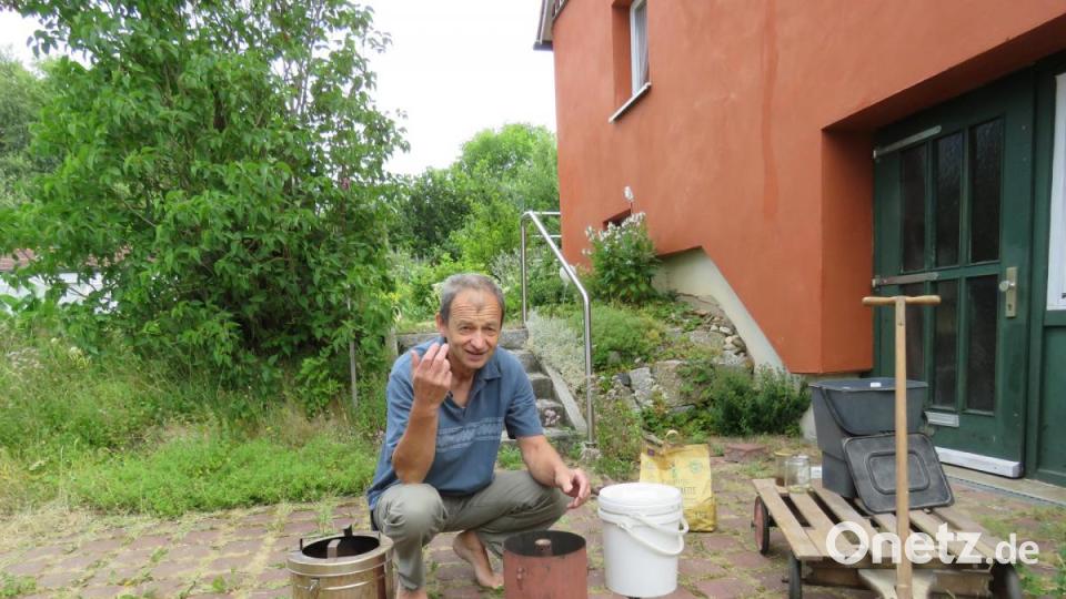 Nur wenige Gerätschaften braucht Erwin Strama für die Herstellung von "Terra Preta". Einiges davon hat er gekauft, einiges selbst hergestellt. Bild: ubb