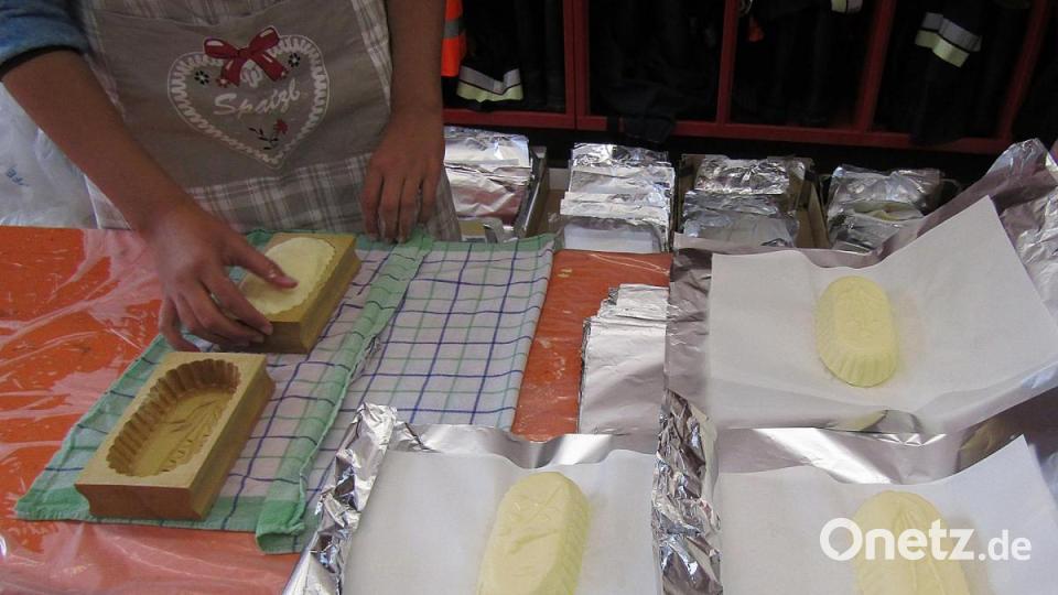 Hier werden die Modeln befüllt, die zum Portionieren der Butter dienen.Der Kirwabaum Bild: sck
