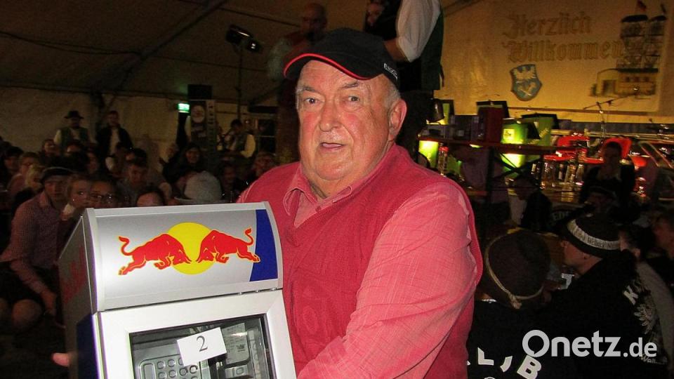 Der Wellucker &quot;Schmie&quot; trägt zufrieden den gewonnenen Party-Kühlschrank nach Hause. Bild: sck