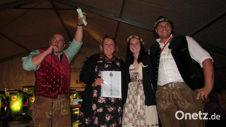 Nach der Verlosung gratuliert (von links) Andreas Waldmann der neuen Besitzerin des Kirwabaums, Sabrina Leipold, mit der sich auch das Oberkirwapaar Svenja und Lukas freut. Bild: sck