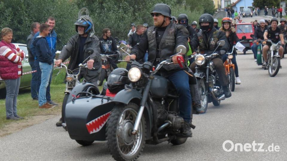 Ein großes Spektakel war die Ausfahrt der über 250 Zweiräder. Bild: kö