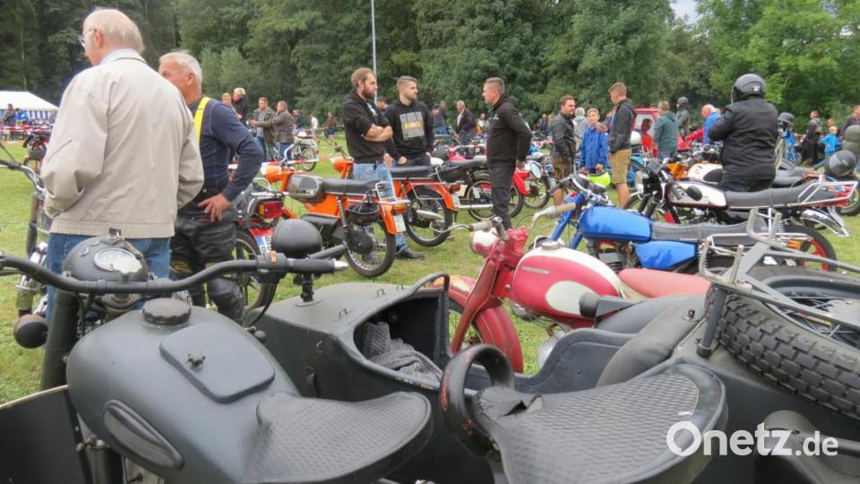 Von der Zündapp über Kreidler und Hercules bis hin zu DKW, Puch und Simson reihten sich über 250 Moped-Oldtimer am Anger in Murglhof auf. Bild: kö