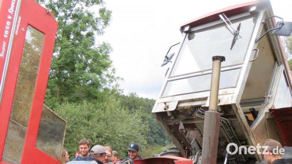 Sechs Zylinder und 105 PS verbergen sich unter der Motorhaube dieses Schlüters. Die Fahrerkabine lässt sich hydraulisch kippen. Bild: kö