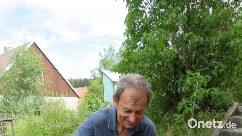 Ist alles im Eimer, gibt Erwin Strama die Holzkohle dazu. Manchmal is auch ein Löffel voll Steinmehl gut als Zutat, das muss aber nicht immer sein. Bild: ubb